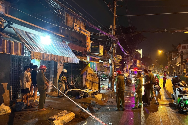 Hai xe máy cùng tông vỉa hè, hai người tử vong