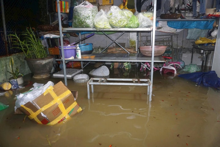 Mưa lớn xuyên đêm, nhiều khu dân cư ở Đà Nẵng ngập sâu
