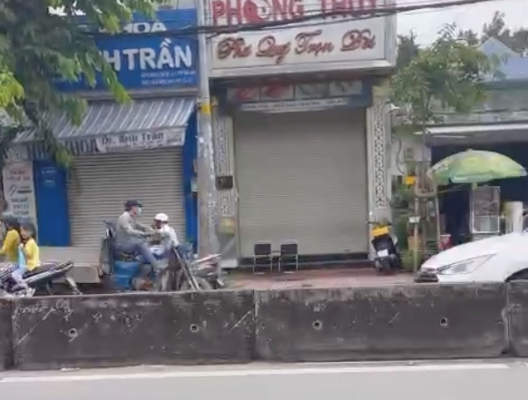 Phạt xe ba gác chạy ngược chiều trên đường TP.HCM