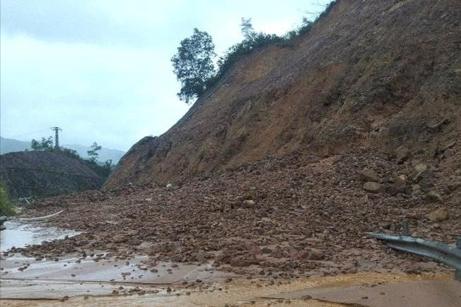 TP Huế: Gần 13.000 ha lúa bị ngập, nhiều tuyến đường sạt lở