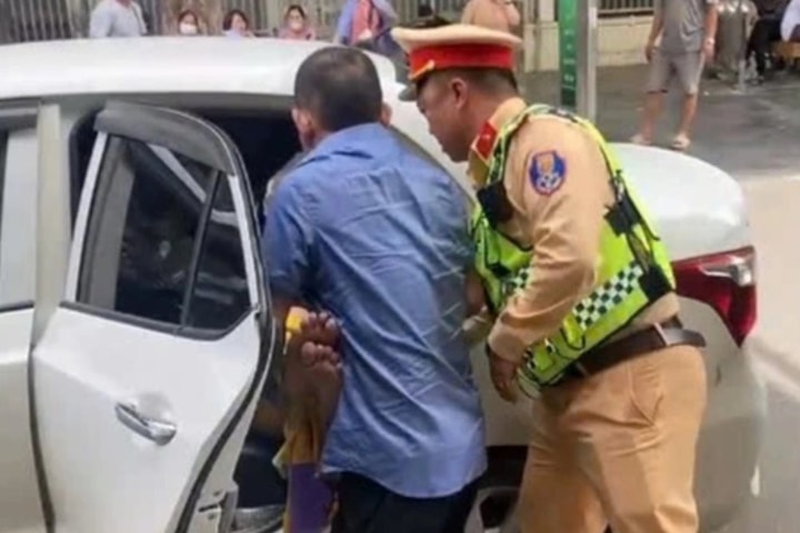 CSGT hỗ trợ đưa một nạn nhân bị đột quỵ vào bệnh viện cấp cứu kịp thời