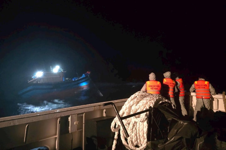 Cảnh sát biển Vùng 2 ứng cứu kịp thời ba tàu cá gặp nạn trong bão số 1