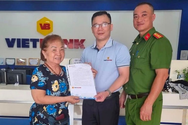 Cụ bà trả lại 300 triệu đồng gửi nhầm vào tài khoản lương hưu