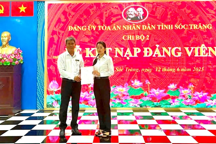 Đảng ủy TAND tỉnh Sóc Trăng tổ chức Lễ kết nạp đảng viên