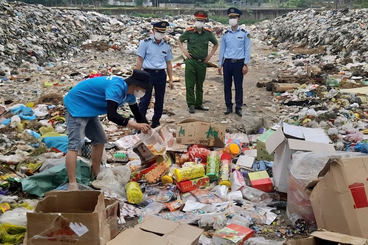 Thanh Hóa tiến hành tiêu hủy sản phẩm thực phẩm nhập lậu