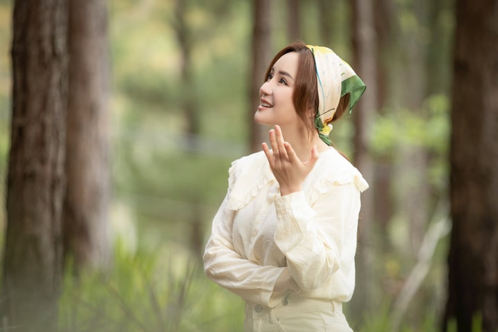 Vy Oanh chính thức trở lại đường đua âm nhạc với bài hát đầy chiêm nghiệm “Sống đơn giản thôi”