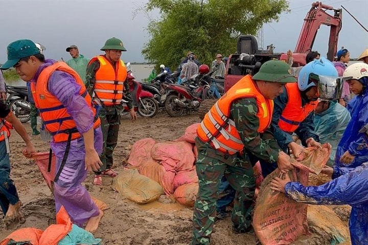 Bộ đội cứu hộ tàu cá, giúp dân khắc phục hậu quả của bão số 1