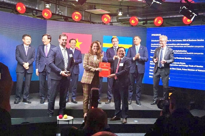 Bí thư Bình Định trao giấy chứng nhận đăng ký đầu tư tại Thụy Điển