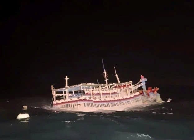 Bình Thuận: Liên tục xảy ra 2 vụ chìm tàu trên biển, 13 lao động được cứu vớt an toàn