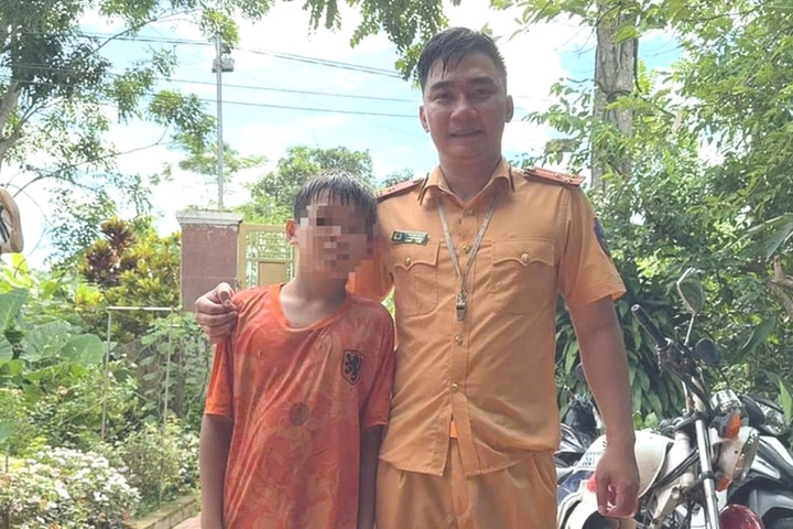 CSGT Nghệ An cứu bé trai bị lũ cuốn trôi