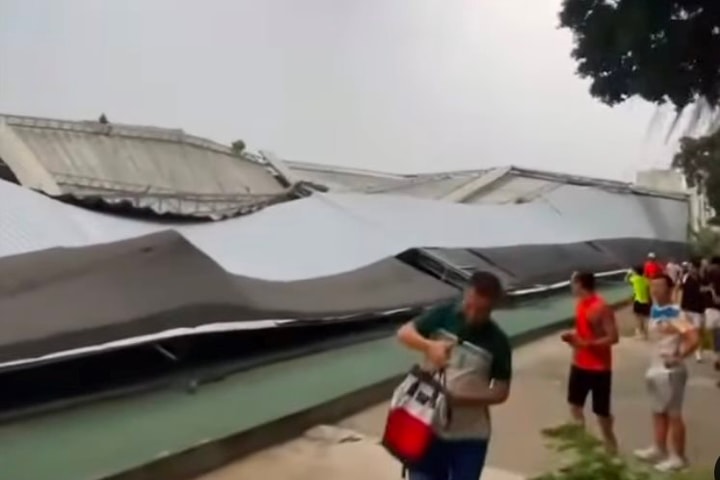 Hà Nội: Mái tôn cụm sân pickleball trên đường Phạm Hùng bị sập