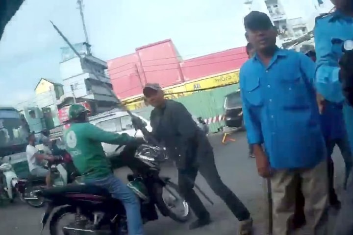 Truy xét người đàn ông vô cớ đạp ngã nữ tài xế Grab trên đường