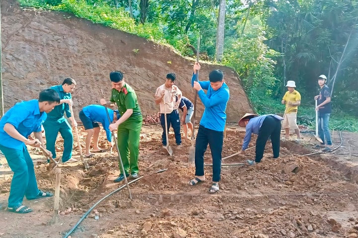 Cán bộ, chiến sĩ công an đồng hành cùng người dân xây tổ ấm