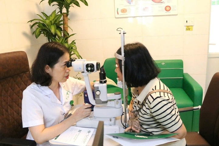 Khám mắt và phát thuốc miễn phí cho hơn 300 phóng viên, nhà báo