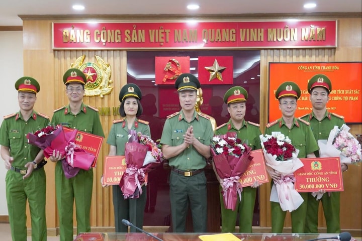 Trao thưởng cho các đơn vị có thành tích xuất sắc trong đấu tranh phòng, chống tội phạm