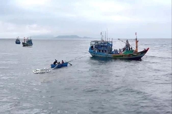 Tàu cá Quảng Ngãi bị chìm ngoài khơi, 11 ngư dân được cứu sống an toàn