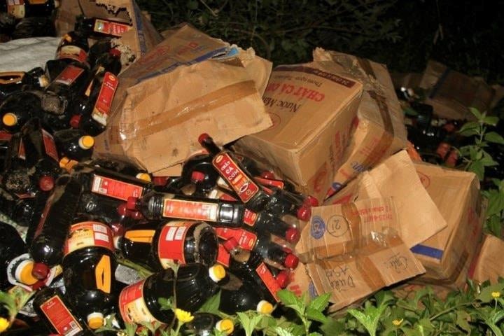 Hơn 1.000 chai nước mắm không rõ nguồn gốc bị vứt ven đường