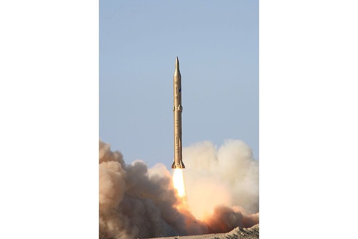 Iran lần đầu tiên phóng tên lửa đạn đạo tầm trung hai tầng siêu nặng vào Israel