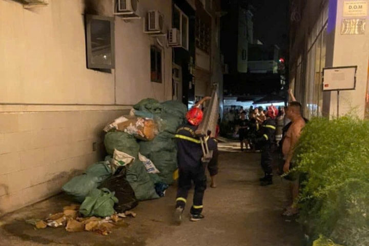 Cháy lúc nửa đêm, 2 người được giải cứu kịp thời