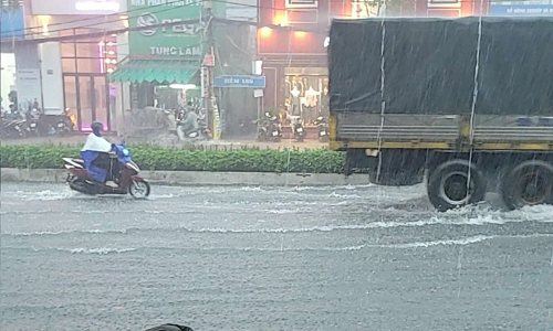 Cần Thơ: Đường phố ngập sâu sau cơn mưa lớn