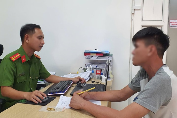 Khởi tố đối tượng giật dây chuyền của người đi đường