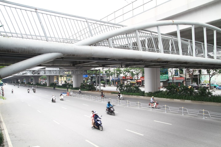 Hà Nội thí điểm phân làn ô tô, xe máy bằng dải phân cách cứng
