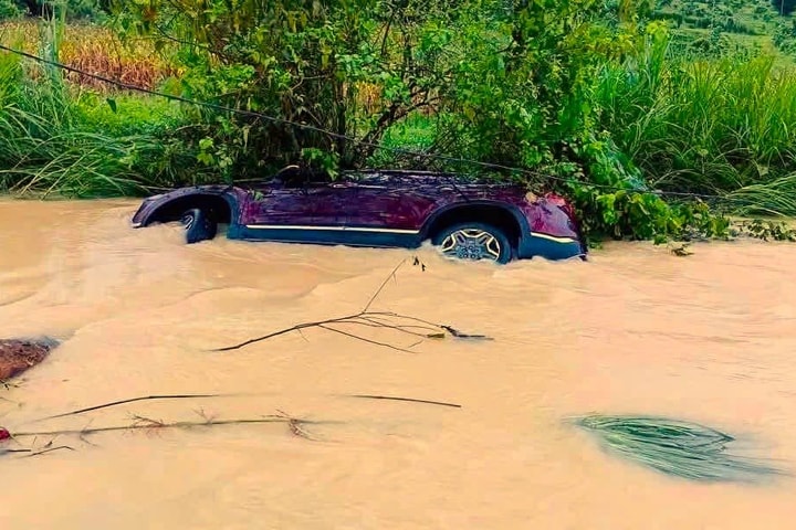 Ô tô chở 5 người bị nước lũ cuốn trôi ở Tuyên Quang