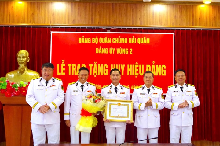 Vùng 2 Hải quân trao Huy hiệu 30 năm tuổi Đảng