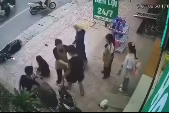 Bắt giữ đối tượng túm cổ áo, quật ngã và hành hung 2 cô gái