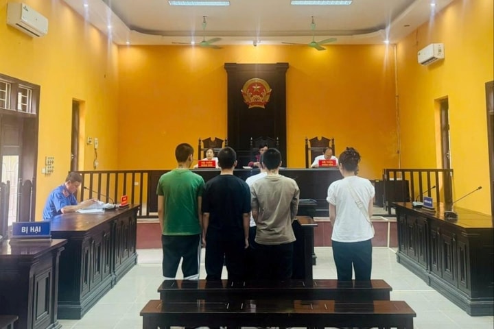 Vợ chồng chủ quán karaoke lĩnh án vì cướp tài sản của khách