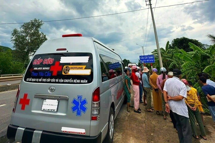 Cha chở con trai đi lấy số báo danh thi tốt nghiệp, tông trụ điện tử vong