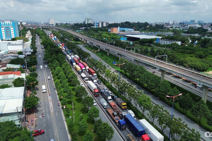 Kẹt xe từ khuya đến sáng ở cửa ngõ TP.HCM