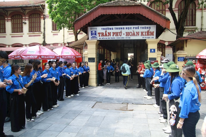 Hình ảnh đẹp của tình nguyện viên tiếp sức kỳ thi tốt nghiệp THPT