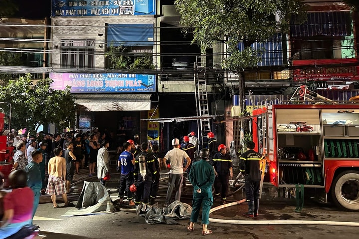 Hỏa hoạn thiêu rụi căn nhà hai tầng trong đêm