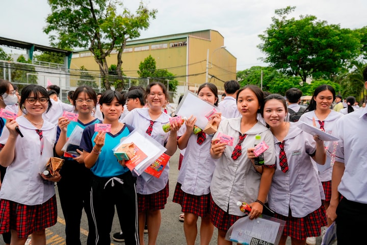 Sĩ tử TP.HCM làm bài thi môn Toán