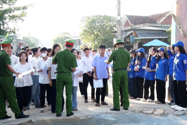 Hà Tĩnh: Thí sinh đội nắng bước vào kỳ thi tốt nghiệp THPT với tâm thế tự tin, chủ động