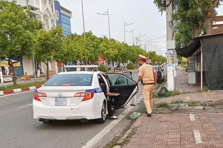 Thí sinh ngủ quên trước giờ thi được CSGT hỗ trợ đến điểm thi kịp thời