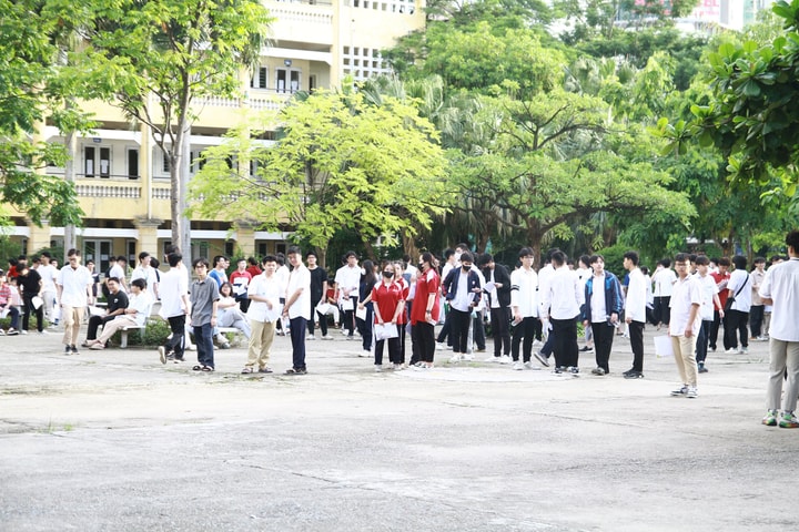 10 thí sinh bị đình chỉ thi tốt nghiệp THPT vì mang điện thoại, tài liệu