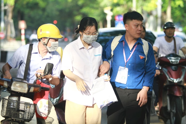 Không khí ngày thi đầu tiên kỳ thi tốt nghiệp THPT tại Hà Nội