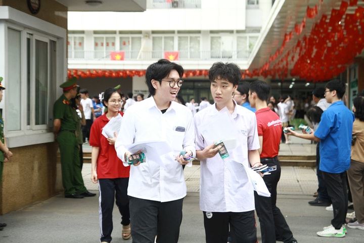 Hà Nội: Hình ảnh thí sinh hoàn thành ngày thi đầu tiên kỳ thi tốt nghiệp THPT