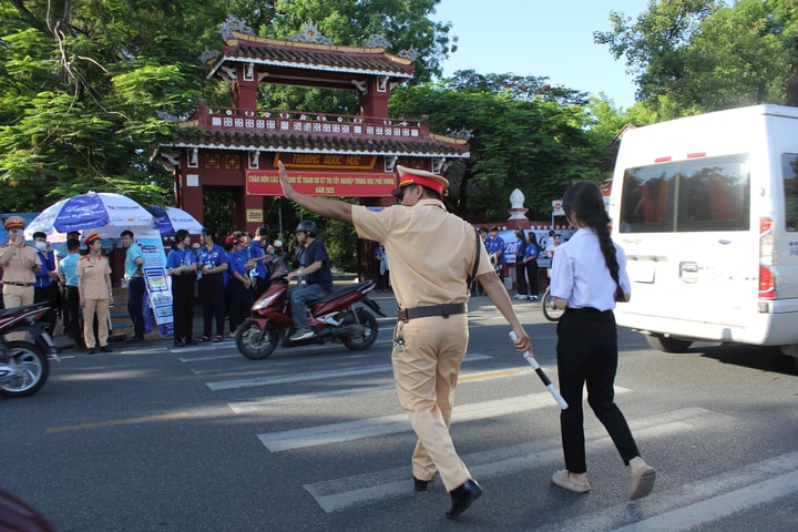 Không khí rộn ràng kỳ thi tốt nghiệp THPT 2025 tại Huế