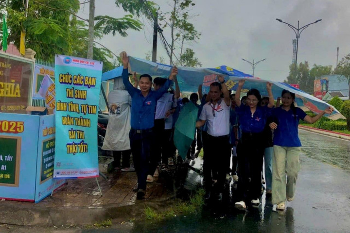 Dầm mưa tiếp sức – Hình ảnh đẹp mùa thi tốt nghiệp THPT 2025