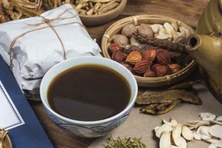 Uống thuốc nam, 2 người thương vong