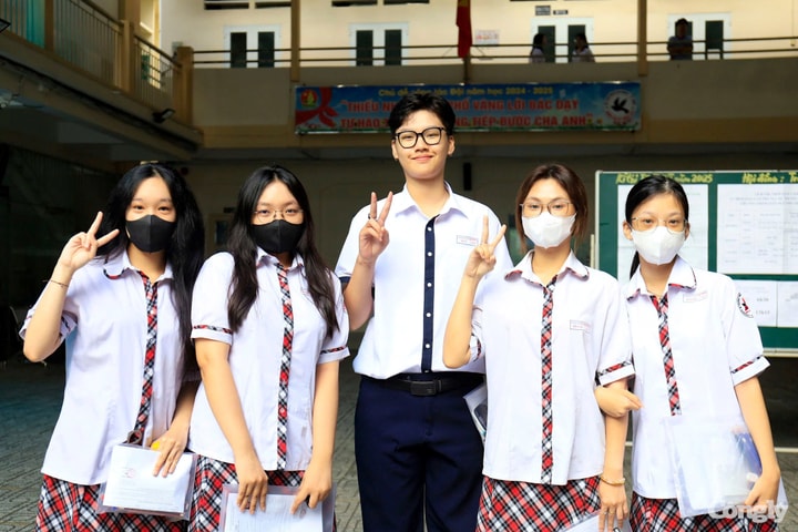 Sĩ tử TP.HCM hào hứng bước vào ngày thứ 2 thi tốt nghiệp THPT
