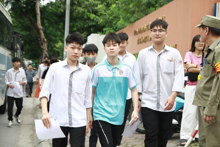 Hình ảnh thí sinh Hà Nội bước vào ngày thi thứ 2 kỳ thi tốt nghiệp THPT