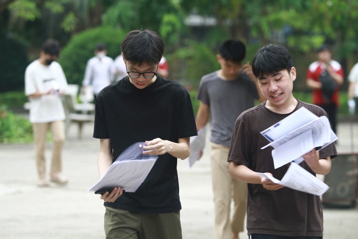 Đề thi chính thức môn Vật lý, kỳ thi tốt nghiệp THPT năm 2025