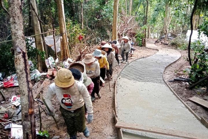 Cõng đá mở đường mơ ước giữa đại ngàn