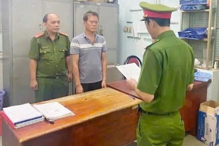 Bắt khẩn cấp người đàn ông phá cửa, lấy rác ném vào nhà dân