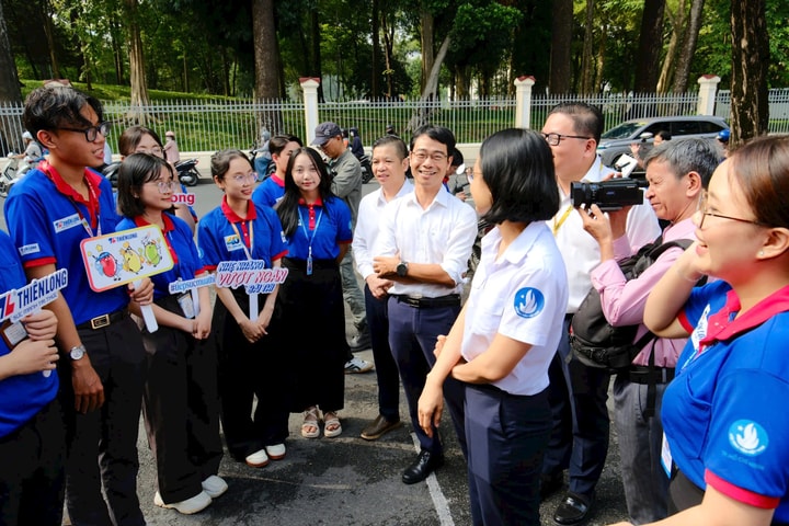 Thành đoàn TP.HCM thăm, động viên chiến sĩ 'Tiếp sức mùa thi'