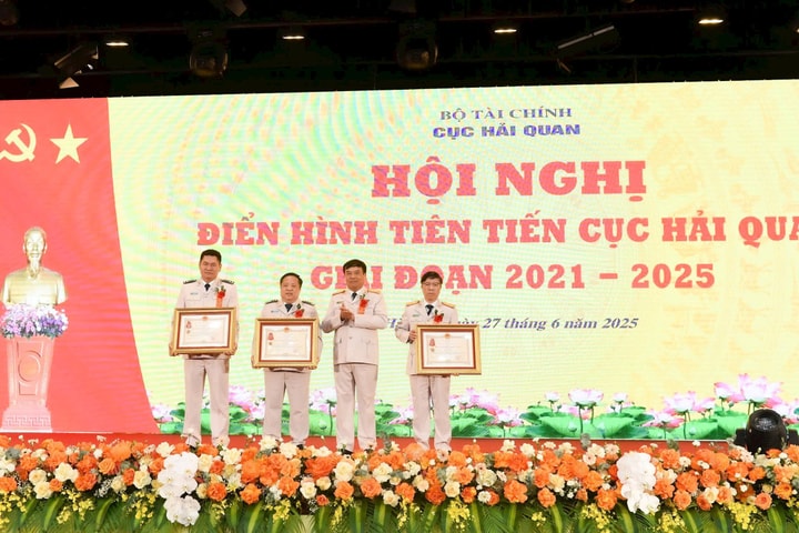 Hải quan giảm hơn 50% đầu mối, thu ngân sách 6 tháng đạt 221.500 tỉ đồng